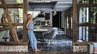 Alte Elemente gepaart mit moderner Technik lautet ein Trend beim Thema Wohnen, der auch als „moderner Landhausstil“ bezeichnet wird. Dabei steht die Wohnküche als Arbeits- und Kommunikationsort im Mittelpunkt.