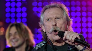 Henning Krautmacher, der Sänger und Frontmann der Kölner Band "Höhner", bei einem Auftritt.
