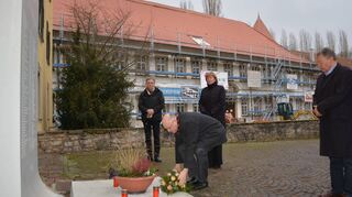 Oberbürgermeister Udo Glatthaar legte Blumen nieder im Beisein von Hauptamtsleiter Jürgen Friedrich, Stadträtin Katrin Löbbecke und Stadtrat Klaus-Dieter Brunotte (von links).