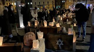 Im Lichterschein gedachten Menschen in Würzburg der Opfer des NS-Regimes.