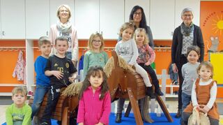 Die katholische Frauengemeinschaft Altheim löste sich auf. Schriftführerin Sybille Czerny, Vorsitzende Gisela Sans und zweite Vorsitzende Koni Goisser-Rückert freuen sich mit den Kindern des katholischen Kindergartens St. Valentin über Sachspenden im Wert von 1000 Euro, darunter drei neue Holzpferde.