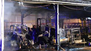 Das Feuer hinterließ deutliche Spuren am Maschinenpark. Der Sachschaden ist groß. Zudem verendeten zwei Tiere.