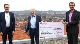 Bei der Spendenübergabe (von links): der Bereichsleiter Privatkunden, Marco Schneider, der Vorsitzende des Vereins Lebenshilfe, Jörg Hasenbusch, und der Vorsitzende des Vorstands der Sparkasse Tauberfranken, Peter Vogel.