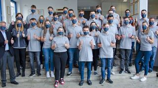 Geschäftsführer Rainer Kurtz (links), Ausbilder und Auszubildende freuen sich, dass mit der 4000-Euro-Spende von Kurtz Ersa an den Beratungsdienst im Sozialdienst katholischer Frauen in Würzburg junge Eltern bei der Ausbildung unterstützt werden können.