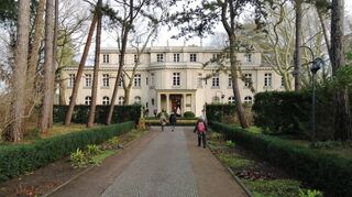 Das Gebäude der Gedenk- und Bildungsstätte Haus der Wannsee-Konferenz in Berlin war von 1941 bis 1945 im Besitz einer nationalsozialistischen Stiftung und des Reichssicherheitshauptamtes (Polizeiverwaltung) und diente als Gästehaus. Am 20. Januar 1942 fand im Erdgeschoss die heute als Wannsee-Konferenz bezeichnete Besprechung über die „Endlösung der Judenfrage“ statt.