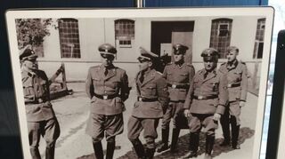Otto Hofmann (Zweiter von links) in einem Lager für Häftlinge in Polen um 1943. Das Bild entstand in der heutigen Gedenk- und Bildungsstätte Haus der Wannsee-Konferenz in Berlin.
