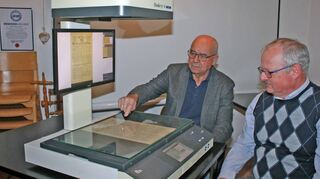 Die Genealogen Helmut Berberich (links) und Adalbert Hauck digitalisieren in den Räumen des Heimatmuseums Höpfingen eine Seite des „Walldürner Stadt- und Landboten“ aus dem 19. Jahrhundert.