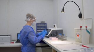 Der DRK-Kreisverband Buchen darf PCR-Tests jetzt auch vor Ort auswerten. Dafür wurden für rund 20 000 Euro ein Gerät angeschafft (Im Bild bedient eine Mitarbeiterin die Maschine) und entsprechende Räumlichkeiten in der Kreisgeschäftsstelle ausgebaut.