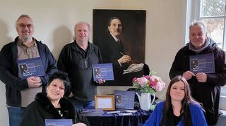 Mit jeweils einem Werk in den Händen: Richard Weber, Carmen Striehl, Günter Schmitt-Haber, Schriftführer Kurt Kegelmann und Ramona Trunk.