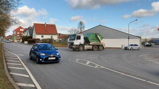Wegen langer Wartezeiten und Rückstaus bis in die Waldstraße ist die Situation am Verkehrsknoten in der Buchener Straße für viele Autofahrer ein Ärgernis.