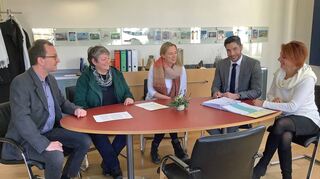 Bürgermeister-Gesprächsrunde mit Amtsleitern (von links): Thomas Schimmel (Hauptamt), Esther Hereth (Kinderbetreuung/Schulen), Melanie Dietz (Kämmerei), Verwaltungschef Nick Schuppert und Büroleiterin Ulrike Wittfeld.