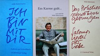 Willi Habermann war fasziniert von der Welt der Sprache. Lesen und Schreiben waren sein tägliches Brot. Mit Worten und Wortfindungen schuf er dichterisch eine eigene (unsere?) Welt. Das Buch „Em Karree gsät. . .“ (auf dem ein Bild des Dichters liegt) wurde jetzt neu aufgelegt.