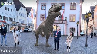Dino-Begegnung mitten in der Stadt: (von links) Michael Dapper (Vorstand City-Gemeinschaft), Stadtmarketingbeauftragte Lorena Klingert, Oberbürgermeister Udo Glatthaar und Stefanie Imhof (Leiterin Tourist-Information) haben auf dem Marktplatz bereits den ersten virtuellen Saurier begrüßt.