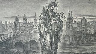 Holzschnitt von 1891 mit Nepomuk vor der stilisierten Prager Altstadt. Die Moldaubrücke verbindet sie mit der westlichen Kleinseite unterhalb der Burg. Sie ist die älteste erhaltene Brücke über die Moldau und eine der ältesten Steinbrücken Europas.