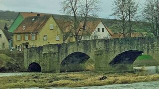 Der berühmte Barockbaumeister Balthasar Neumann (Würzburger Residenz) entwarf die Brücke in Tauberrettersheim. Den Holz-Vorgängerbau zerstörte ein Hochwasser.