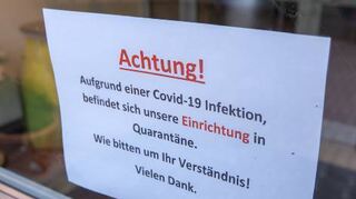 Die hochgradig ansteckende Omikron-Variante sorgt für die vorübergehende Schließung mancher Einrichtung.
