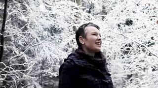 Ann-Kathrin Schneider bei Dreh im, winterlichen Wald. Mit dem Musikvideo wollen sie und Andreas Schieser in Zeiten der Pandemie Optimismus und Zuversicht vermitteln.