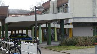 In der Kopernikus-Realschule sorgte eine anonyme Drohung dafür, dass der Unterricht am Dienstag unter Polizeischutz stattfand.