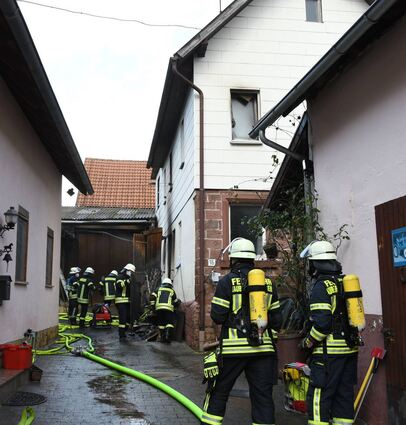 Vermutlich wegen eines Räucherofens geriet am Donnerstag ein leerstehendes Wohnhaus im Altort von Hochhausen in Brand. Verletzt wurde niemand, der Sachschaden wird auf rund 50 000 Euro geschätzt.
