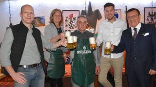 Freude herrschte über den Mut von Nicola Tozza, den „Ritter“ weiterzuführen. Bei der offiziellen Eröffnung dabei waren (von links): Thomas Landwehr (Distelhäuser Brauerei), Bürgermeisterin Anette Schmidt, Nicola Tozza, Mario Gimbel (Distelhäuser Brauerei) und MdL Wolfgang Reinhart (CDU).