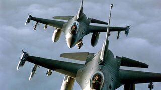 Zwei Kampfflugzeuge der US Air Force vom Typ F-16 „Fighting Falcon“ (Archivbild von 1999).