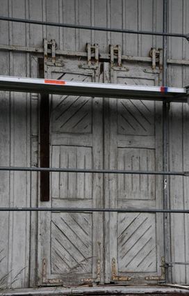 Der Umbau des historischen Lagerhauses in ein Wohngebäude schreitet voran. Unternehmer Hermann Utz (rechts), seine Frau Cornelia (Zweite von rechts) und Tochter Tamara stecken mehrere Millionen Euro in das Projekt, das von Architekt Helmut Schattmann begleitet wird. Erhalten bleiben die Optik und auch die alten Schiebetüren.