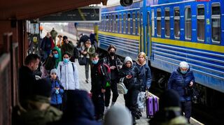 Menschen aus der Ukraine kommen am Bahnhof von Przemysl in Polen an.