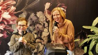 Der 13-jährige Leon mit Mutter June Catherine Weber beim gemeinsamen Singen an seiner Karaoke-Anlage.