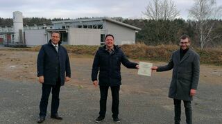 Minister Peter Hauk übergab am Freitag den Förderbescheid für das Dorfgemeinschaftshaus Waldstetten an Bürgermeister Christian Hauk und Ortsvorsteher Andreas Schäfer.