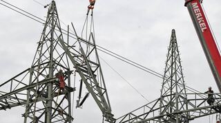 Parallel zum Umheben der Leiterseile wird der alte Mast demontiert.