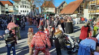 Viele hatten sich zum Narrentreiben der Laudaer Fasnachtsgesellschaft „Strumpfkapp Ahoi“ auf dem Rathausplatz eingefunden.