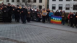 Rund 250 Menschen versammelten sich am Sonntagabend an der Ölberggruppe an der St. Martinskirche zum stillen Gebet.