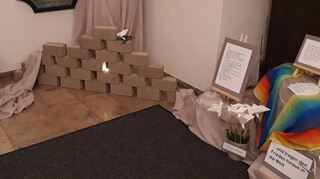 Gemeinsam für den Frieden beten können Besucher der Heilig-Grab-Kapelle in Lauda und in einer kleinen „Krypta“ im Turm der Pfarrkirche St. Mauritius Königshofen (Bild).