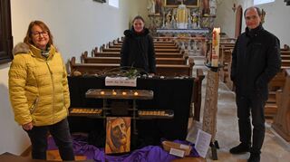 Orte zum Innehalten und zum Beten für den Frieden in der Ukraine wurden in ökumenischer Verbundenheit geschaffen, wie (von links) Mechthild Prause, Pfarrerin Marie-Louise Scheuble und Pfarrer Ralph Walterspacher betonen.