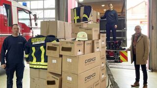 Die Feuerwehr Walldürn hilft Menschen in der Ukraine. Das Bild zeigt (von links) Nico Hartmann, Bürgermeister Günther und im Wagen Tobias Hauke.