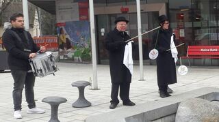 Klagend und weinend nahm eine Delegation der Bischemer Kröten Abschied vom närrischen Treiben und setzt ihre Hoffnung nun auf die kommende Fastnachtskampagne.