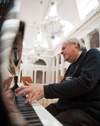 Mit Grigory Sokolov kommt der größte Pianist der Gegenwart nach Weikersheim. Das Konzert findet am Sonntag, 6. März, in der Tauberphilharmonie statt.