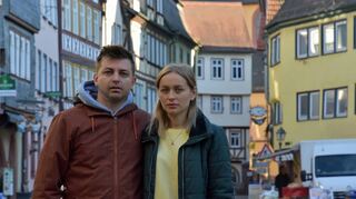 In Sicherheit: Arkadi und Miroslava Kushnirenko aus der südukrainischen Stadt Mykolajiw auf dem Wertheimer Marktplatz.