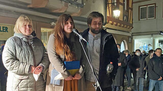 Anastasiia Wagner aus Urphar (Mitte) übersetzt den Bericht ihrer Mutter (links) über die Flucht aus Kiew. Blau-gelb