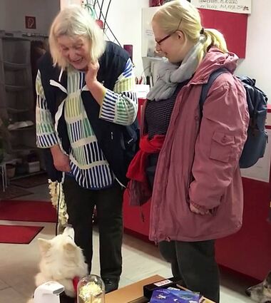 Uta Berberich mit ihrem Therapiehund Molly und einer Epilepsiekranken in der SWR-Landesschau.