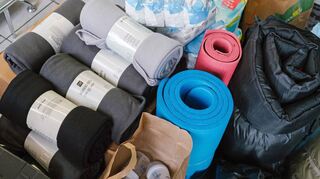 Viele Menschen wollen ihren Beitrag leisten und spenden Decken, Isomatten oder Babyprodukte für die Betroffenen des Krieges in der Ukraine.