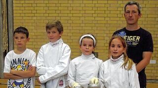 <p>Erfolgreiche Ravensteiner Fechter: Von links Janne Rosenau, Nils Hennegriff, Tara Rosenau, Katharina Kozielski und Trainer Lars Rosenau.</p>