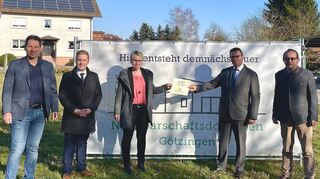 Minister Peter Hauk überreichte den ELR-Förderbescheid über 200 000 Euro für den geplanten Nachbarschafts-Dorfladen in Götzingen an Ortsvorsteherin Daniela Gramlich. Mit ihnen freuten sich Buchens Bürgermeister Roland Burger, Jürgen Türschel und Kai Rösch.