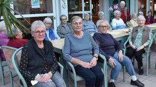 Viele Senioren des Service-Wohnens kamen zur Gründung der Interessengemeinschaft Haus Heimberg. Die allesamt vierfach gegen das Corona-Virus Geimpften haben nur für das Bild kurz ihre Masken abgenommen.