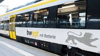 Ein Batteriezug der Deutschen Bahn und Alstom steht am Bahnhof. Die Technik der Batteriezüge wird derzeit in Baden-Württemberg und Bayern getestet. Ein Einsatz von Alternativen zu den bisherigen Dieselfahrzeugen im Taubertal wird von Landrat Christoph Schauder begrüßt.