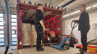 Mergentheimer Feuerwehrleute verladen das Material für die Fahrt nach Fellbach.