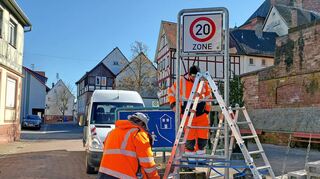 Das neue Verkehrskonzept in der Walldürner Innenstadt gilt seit Mittwoch. Wo bisher Schrittgeschwindigkeit vorgeschrieben war, darf maximal 20 km/h gefahren werden. In einem ausgedehnten Ring um die Innenstadt ist die Geschwindigkeit auf 30 km/h beschränkt.