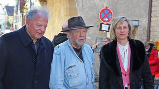 Das Interesse an der Verlegung der Stolpersteine war groß (Bild oben). Günter Breitenbacher (links auf dem Bild unten links) und die Initiatorin der Stolpersteinaktion Christiane Geier im Gespräch mit dem Künstler Gunter Demnig. Der Stuttgarter Rabbiner Yehuda Pushkin (Bild unten Mitte) bei der Verlegung der ersten Stolpersteine am Marktplatz. Eine fast intime Geste: Gunter Demnig reinigt die gerade gesetzten vier der Familie Selz gewidmete Stolpersteine (Bild unten rechts).