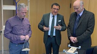 Der Tauberbischofsheimer Tüftler Walter Egenberger (links) stellt seine Modelle in Stuttgart Dr. Wolfgang Reinhart (Mitte) und Professor Dr. Wolfram Münch, Leiter Forschung und Entwicklung bei der EnBW, vor.