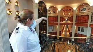 Hotelmanagerin Slavica Mitreva Korodi zeigt stolz ihre „Viva Tiara“, auf der sie seit fünf Jahren fährt.